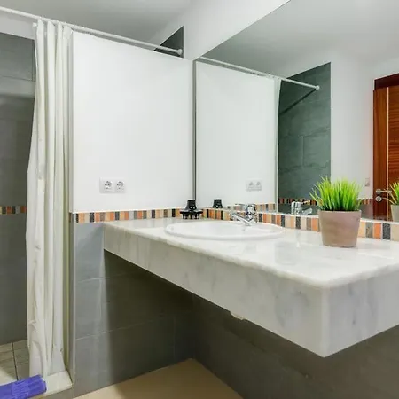 Playa Blanca Sleeps 6 Pool Air Con Wifi Villa