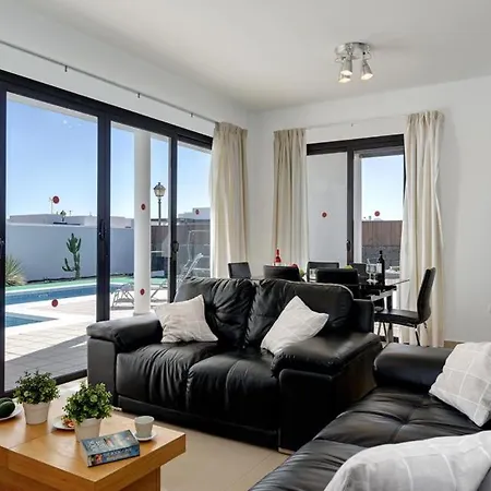 Playa Blanca Sleeps 6 Pool Air Con Wifi ヴィラ プラヤ・ブランカ